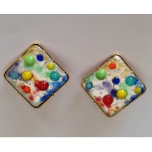 PENDIENTES CUADRADOS CON FONDO DE PLATA  (2,5X2,5 CM)