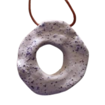 MEDALLON CIRCULAR LILA XON HUECO CENTRAL  (DIAM. 5,3 CM)