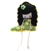 BROCHE DE CHICA CON MELENA NEGRA Y VESTIDO VERDE  (8,9 CM)