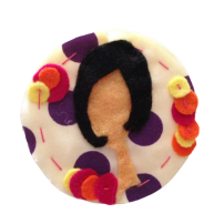 BROCHE CON CHICA DE MELENA CORTA  (DIAM. 7 CM)