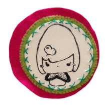 BROCHE CIRCULOS FUCSIA, VERDE Y CHICA  (DIAM. 7 CM)