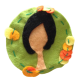 BROCHE CIRCULO VERDE CON CHICA DE MELENA CORTA  (DIA. 7 CM)