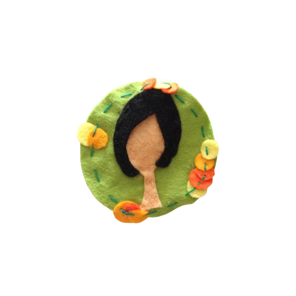 BROCHE CIRCULO VERDE CON CHICA DE MELENA CORTA  (DIA. 7 CM)