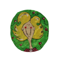 BROCHE CIRCULO VERDE Y CHICA RUBIA  (DIAM. 5,5 CM)