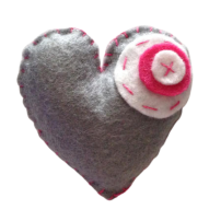 BROCHE CON CORAZON GRIS (6X6 CM)