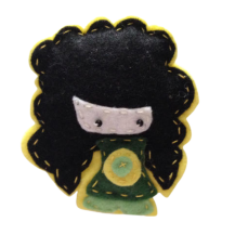 BROCHE CHICA CON MELENA NEGRA  (7,5X9 CM)
