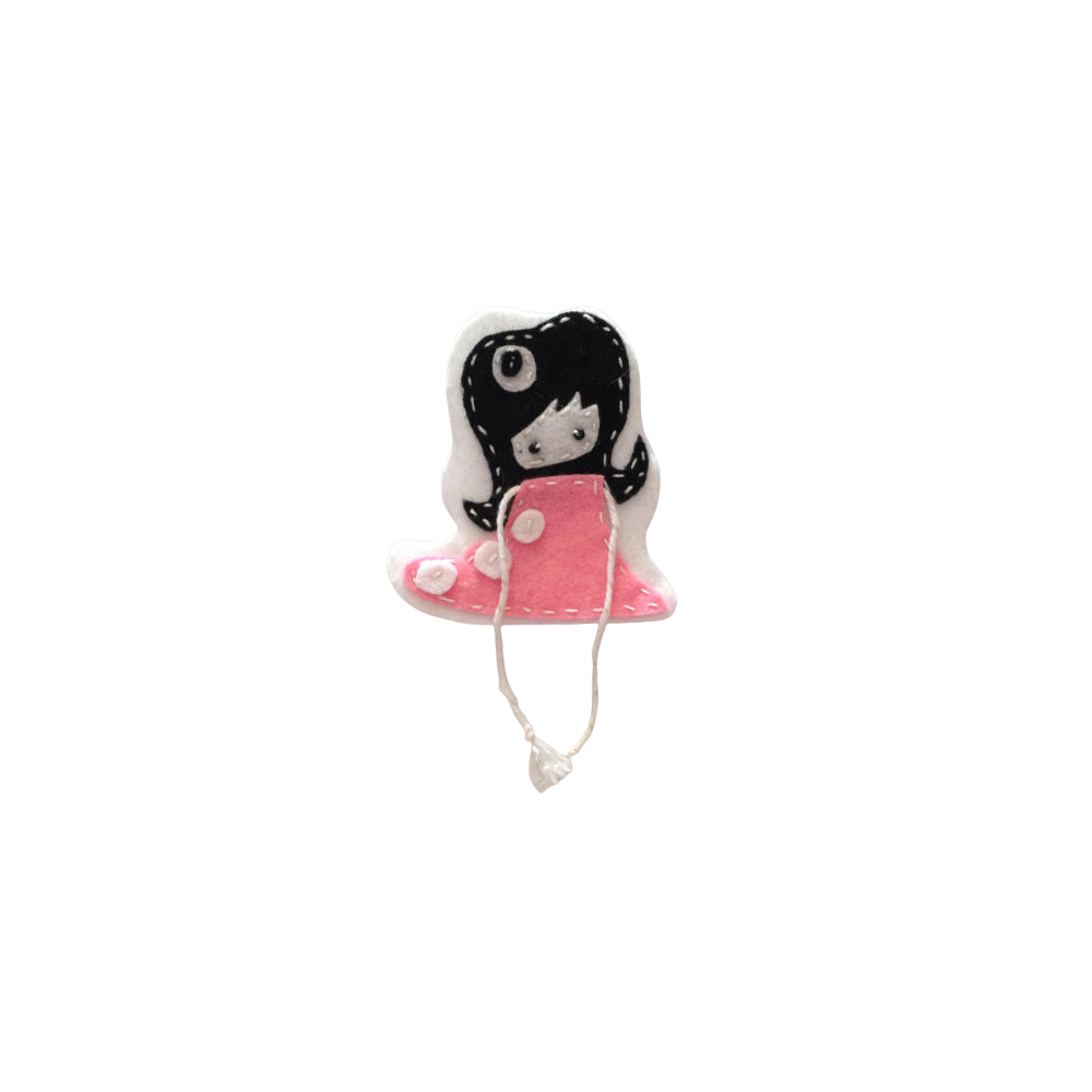 BROCHE CHICA CON MELENA NEGRA Y VESTIDO ROSA  (8,5X9,3 CM)