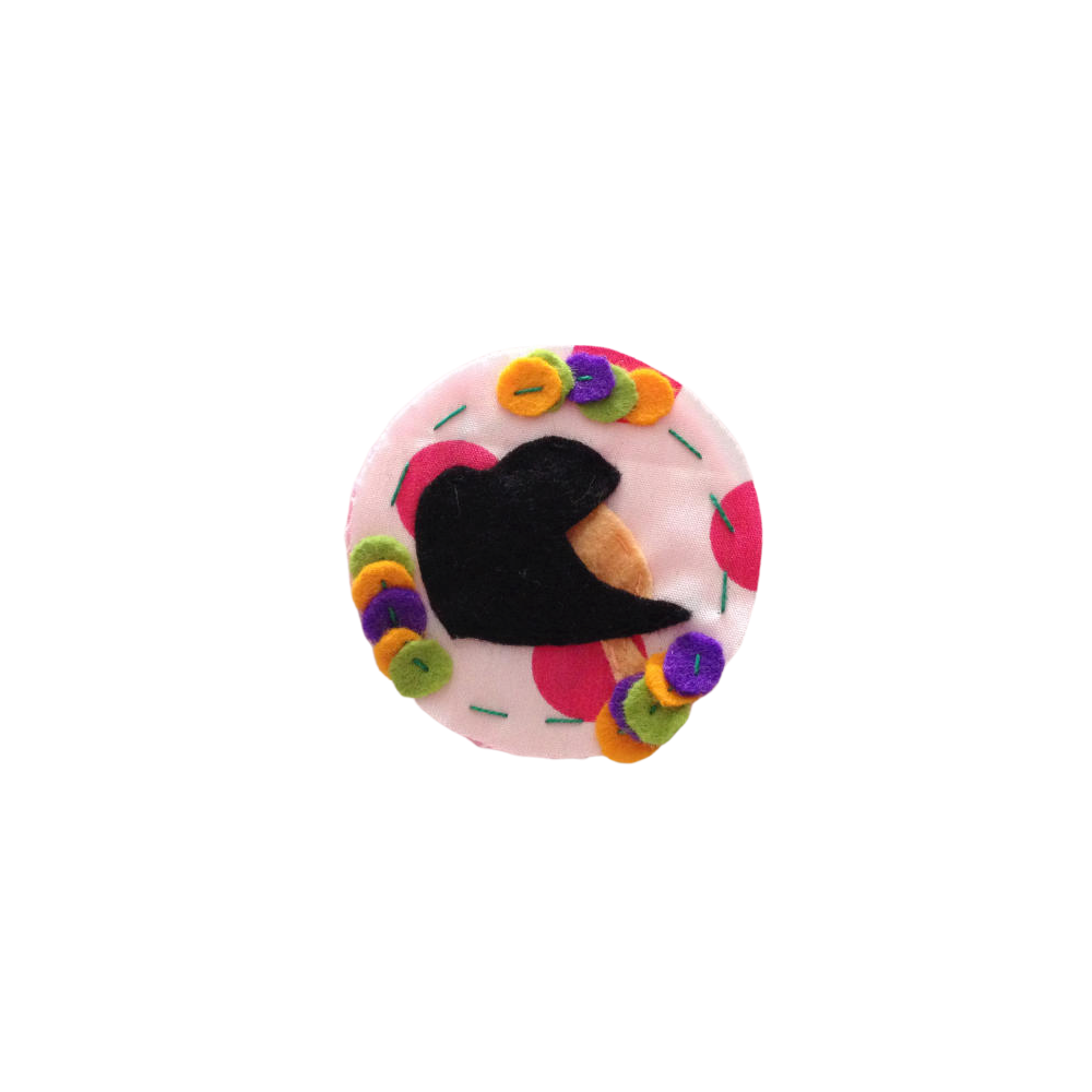 BROCHE CIRCULO ROSA CON CHICA DE MELENA EN PUNTA  (DIAM. 7 CM)