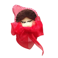 BROCHE MUÑECA CON LAZO ROJO  (6X8 CM)