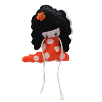 BROCHE CHICA CON MELENA NEGRA Y VESTIDO NARANJA  (6,7X9 CM)