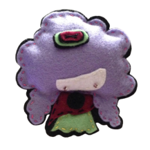 BROCHE CHICA CON MELENA LILA  (9,5X9,5 CM)