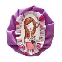 BROCHE LILA Y CHICA CON ABANICO  (9X10M5 CM)