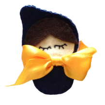 BROCHE MUÑECA CON LAZO NARANJA  (6X8 CM)