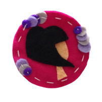 BROCHE CIRCULO FUCSIA Y CHICA CON MELENA EN PUNTA  (DIA. 7 CM)