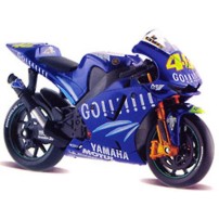 YAMAHA GP 2004 EN KIT DE VALENTINO ROSSI, 1/18